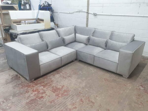 Large Corner Sofa - Perfect for Family Living Rooms, Excellent Condition! - Image 3